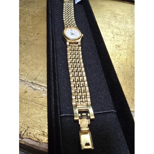 236 - A good quality ladies gold tone quartz wristwatch by Seiko which is in excellent clean condition hav... 