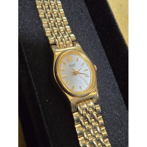 236 - A good quality ladies gold tone quartz wristwatch by Seiko which is in excellent clean condition hav... 