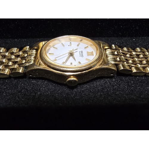 236 - A good quality ladies gold tone quartz wristwatch by Seiko which is in excellent clean condition hav... 