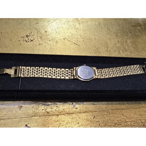 236 - A good quality ladies gold tone quartz wristwatch by Seiko which is in excellent clean condition hav... 