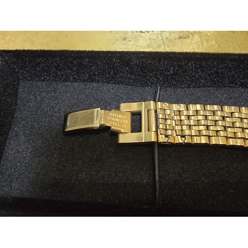 236 - A good quality ladies gold tone quartz wristwatch by Seiko which is in excellent clean condition hav... 