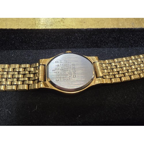 236 - A good quality ladies gold tone quartz wristwatch by Seiko which is in excellent clean condition hav... 