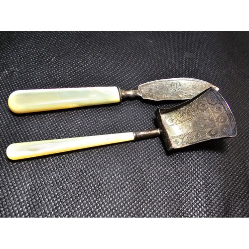 245 - A fine pair of George III Hallmarked silver caddy spoon and knife with mother of pearl handles, the ... 