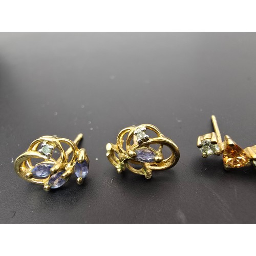 261A - 2 pairs of 9ct yellow gold earrings, both pairs are sold as scrap gold, 1 pair features square marin... 