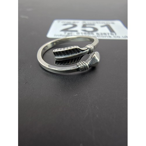 188 - 2x 925 silver expandable rings, 1 with an arrow design the other with a snake design, both are in go... 