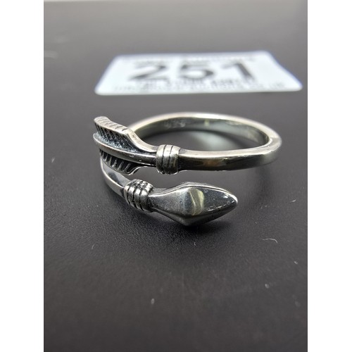 188 - 2x 925 silver expandable rings, 1 with an arrow design the other with a snake design, both are in go... 