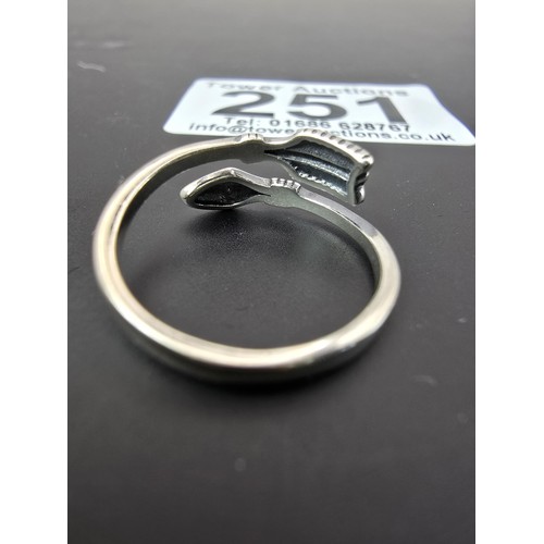 188 - 2x 925 silver expandable rings, 1 with an arrow design the other with a snake design, both are in go... 