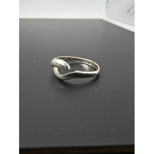 188 - 2x 925 silver expandable rings, 1 with an arrow design the other with a snake design, both are in go... 