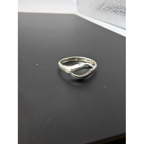 188 - 2x 925 silver expandable rings, 1 with an arrow design the other with a snake design, both are in go... 