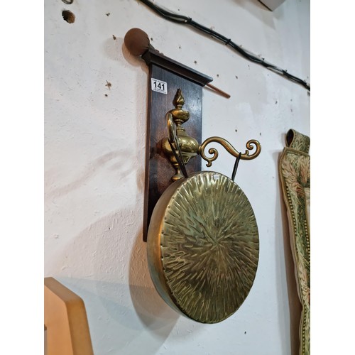 141 - Good quality wall hanging vintage brass dinner gong and hammer on a wooden mount, the gong is decora... 