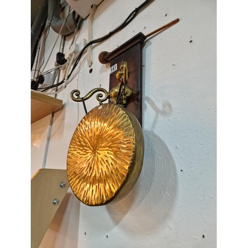 141 - Good quality wall hanging vintage brass dinner gong and hammer on a wooden mount, the gong is decora... 