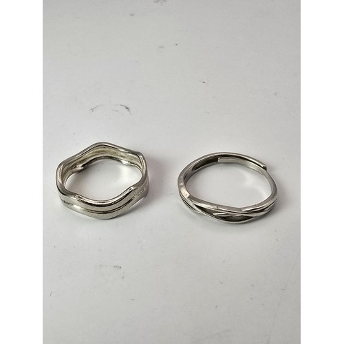 194 - 2x 925 silver rings, both have a wave design, 1 ring is expandable and both are in excellent clean c... 