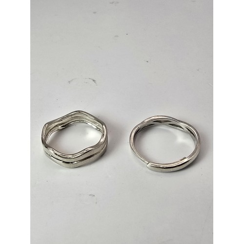 194 - 2x 925 silver rings, both have a wave design, 1 ring is expandable and both are in excellent clean c... 