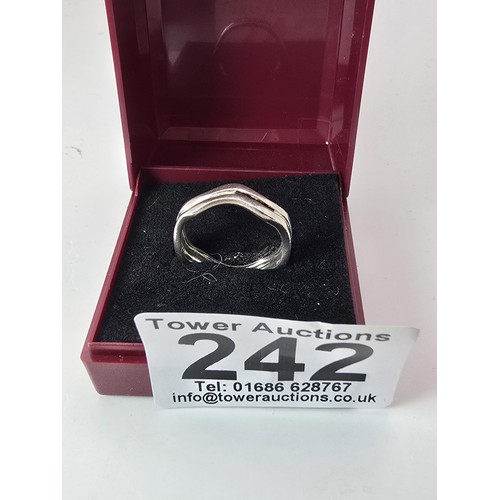 194 - 2x 925 silver rings, both have a wave design, 1 ring is expandable and both are in excellent clean c... 