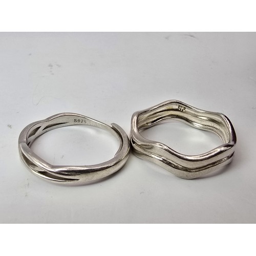 194 - 2x 925 silver rings, both have a wave design, 1 ring is expandable and both are in excellent clean c... 