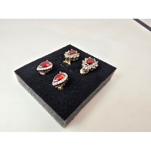 196 - 2 pairs of pretty 925 silver stud earrings, both pairs are inset with garnet gemstones 1 pair surrou... 