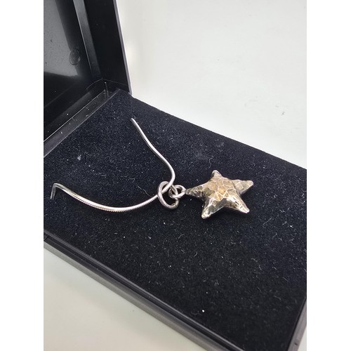 184 - A pretty 925 silver hand hammered star pendant set on a good 925 silver 22