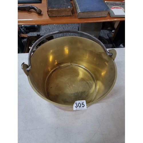 305 - Good quality heavy duty brass jam pan in good order has a height of 18cm and a diameter of 33cm