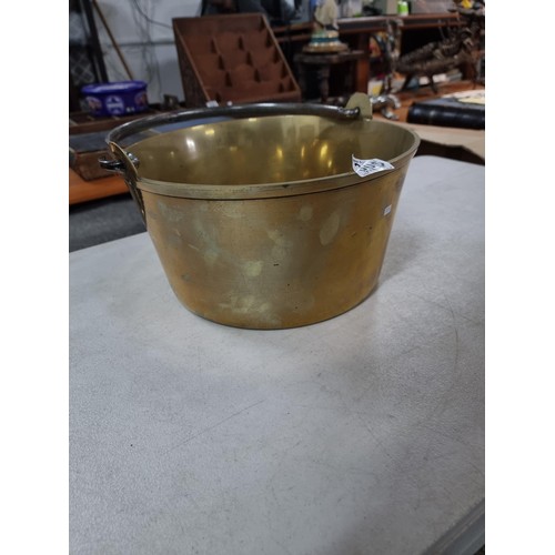 305 - Good quality heavy duty brass jam pan in good order has a height of 18cm and a diameter of 33cm