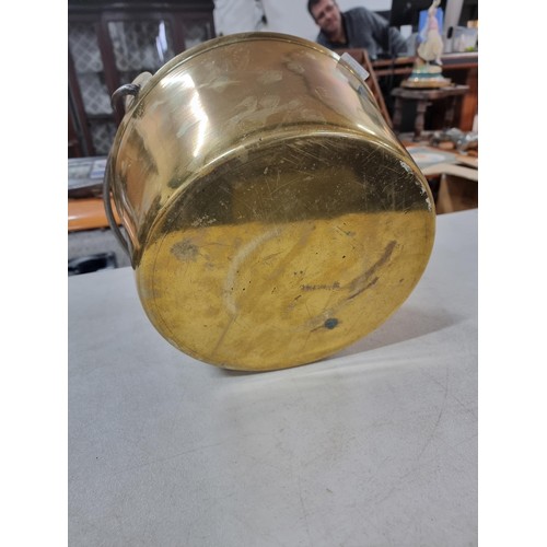 305 - Good quality heavy duty brass jam pan in good order has a height of 18cm and a diameter of 33cm