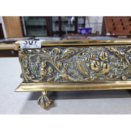 307 - Good quality antique brass fire fender, with intricate pine cone and oak leaf decoration to the fron... 