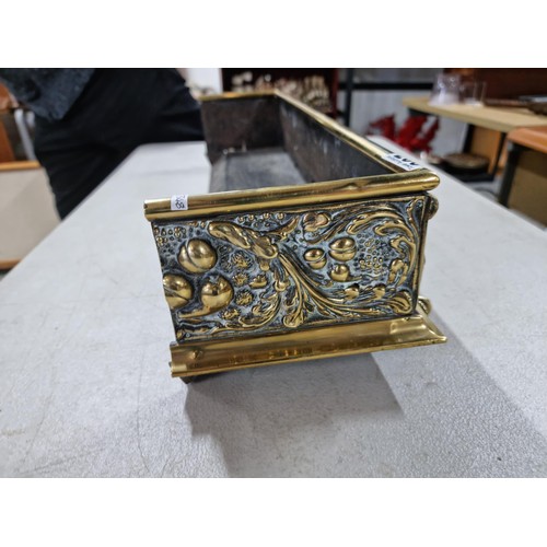 307 - Good quality antique brass fire fender, with intricate pine cone and oak leaf decoration to the fron... 