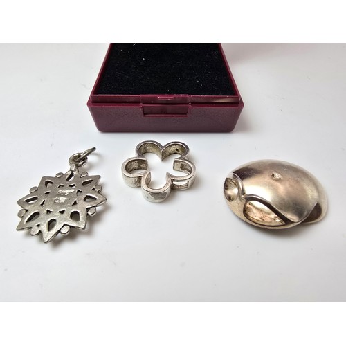 209 - A bundle of 3x 925 silver pendants to include a shell formed pendant and 2 flower formed pendants. I... 