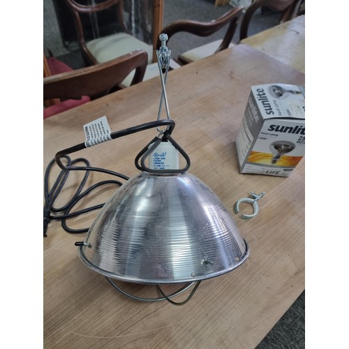 335 - Good quality heat lamp for livestock with an aluminium shade and a boxed 250w heat lamp bulb, in wor... 