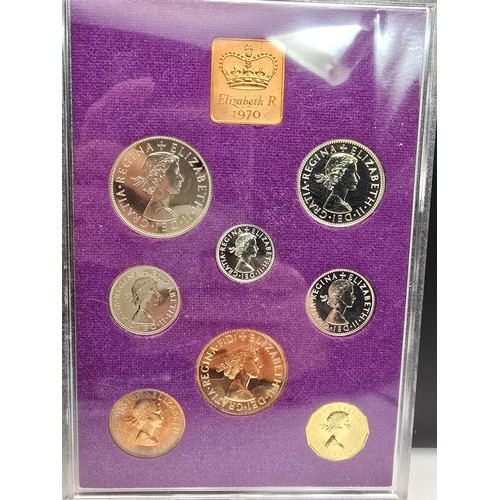 172 - A collection of 7 collectable coins along with a coinage of Great Britain 1970 set, the coins includ... 