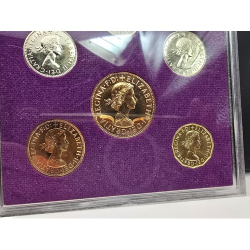 172 - A collection of 7 collectable coins along with a coinage of Great Britain 1970 set, the coins includ... 