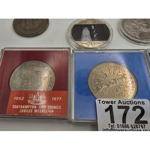 172 - A collection of 7 collectable coins along with a coinage of Great Britain 1970 set, the coins includ... 