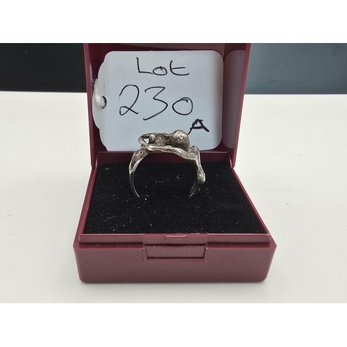 230A - An unusual good quality vintage 25 silver ring in the form of a lovers embrace, the ring is beautifu... 