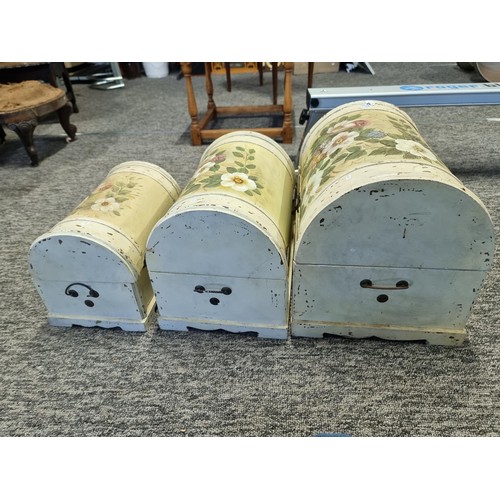 411 - 3x graduated Shabby Chic domed storage chests with a floral decoration to the tops, all in good over... 