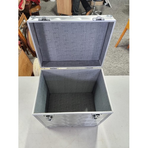 381 - Good quality sturdy aluminium record case with circular decoration to the sides and top, comes compl... 