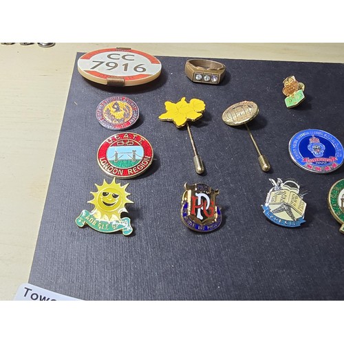 267 - A collection of 13x collectable pin badges along with a chunky gold coloured dress ring with 3 cryst... 