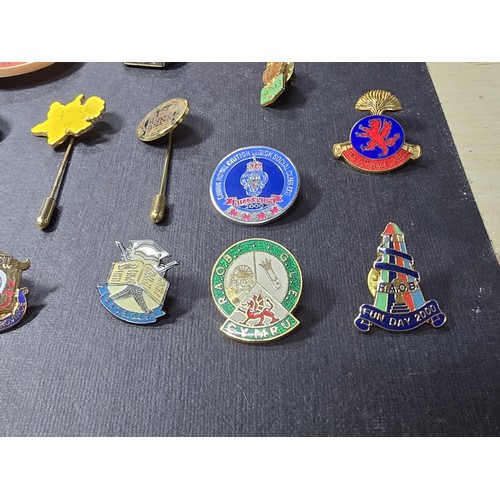 267 - A collection of 13x collectable pin badges along with a chunky gold coloured dress ring with 3 cryst... 