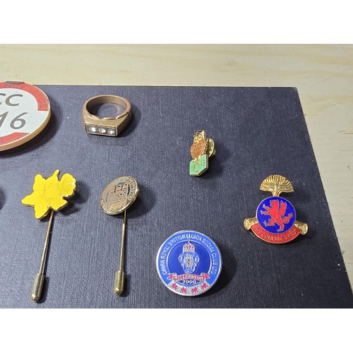 267 - A collection of 13x collectable pin badges along with a chunky gold coloured dress ring with 3 cryst... 