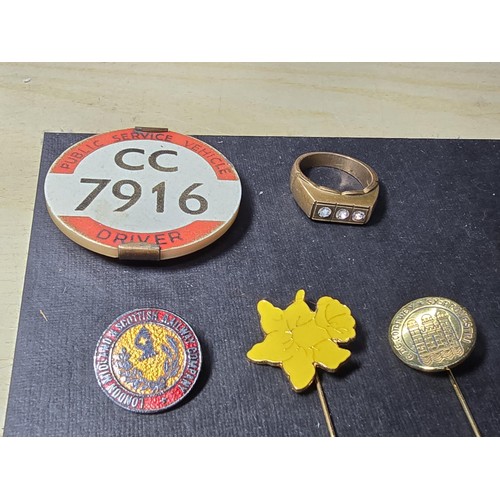 267 - A collection of 13x collectable pin badges along with a chunky gold coloured dress ring with 3 cryst... 