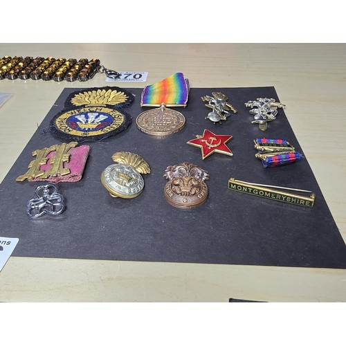 266 - A suite of collectable vintage military badges to include, a Rare WWI Territorial War Medal, 3x vint... 