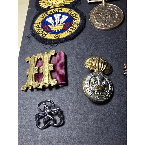 266 - A suite of collectable vintage military badges to include, a Rare WWI Territorial War Medal, 3x vint... 