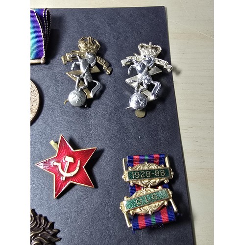 266 - A suite of collectable vintage military badges to include, a Rare WWI Territorial War Medal, 3x vint... 