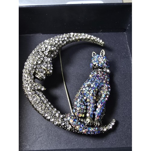 264A - A large impressive cat and moon formed brooch which is heavily jewelled, in excellent condition and ... 