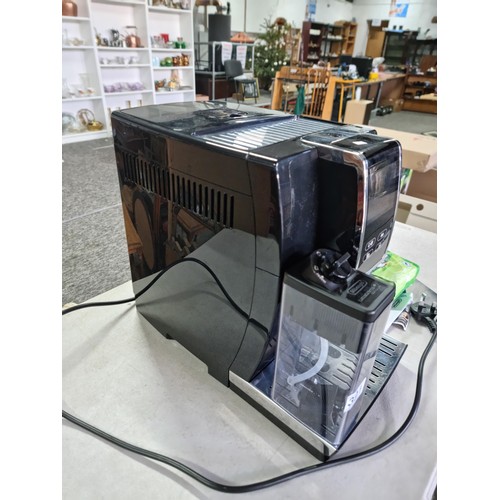 391 - A Delonghi Dinamica Plus coffee machine in good order, includes operation manual and a sealed bag of... 