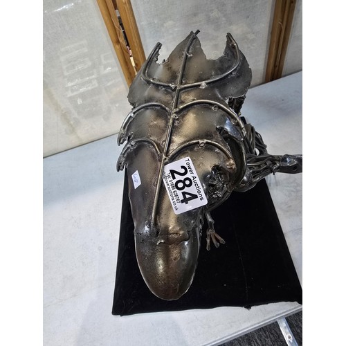 284 - A handmade very large and impressive metal art sculpture Depicting Alien (40cm high), completely mad... 