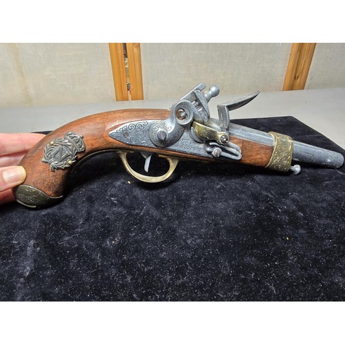 288 - A pair of stunning reproduction flintlock pistols colonial 1806, Napoleonic era. These classic caval... 