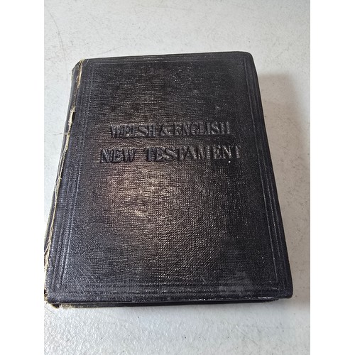 292 - An antique Welsh and English The New Testament dated to 1804, each page is in Welsh and English, in ... 