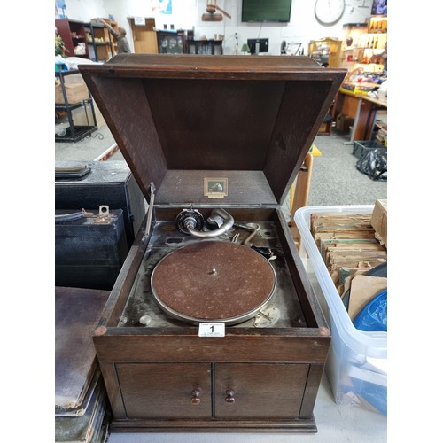 1A - A vintage HMV model 109 tabletop gramophone number 4 sound box. Complete with handle, spare needles,... 