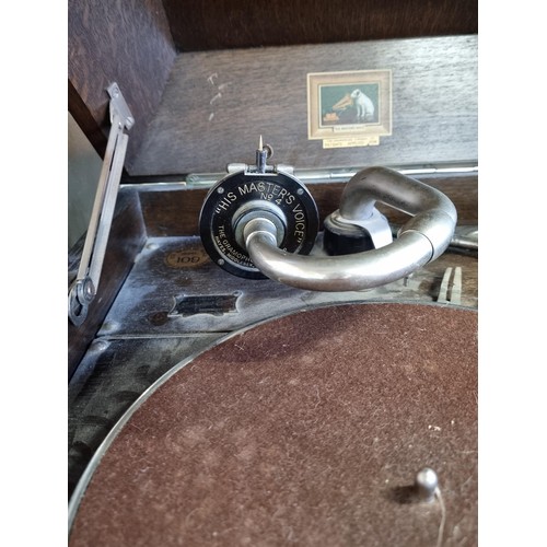 1A - A vintage HMV model 109 tabletop gramophone number 4 sound box. Complete with handle, spare needles,... 