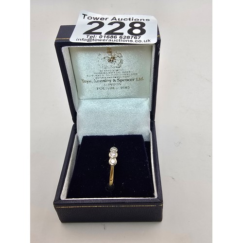 257 - A stunning hallmarked 18ct yellow gold 3 stone diamond ring, the diamonds are very sparkly and livel... 