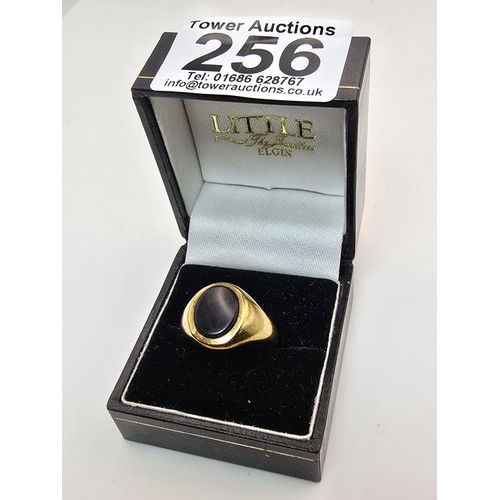 256 - A good vintage hallmarked 9ct yellow gold gents signet ring set with a black onyx oval stone. In goo... 